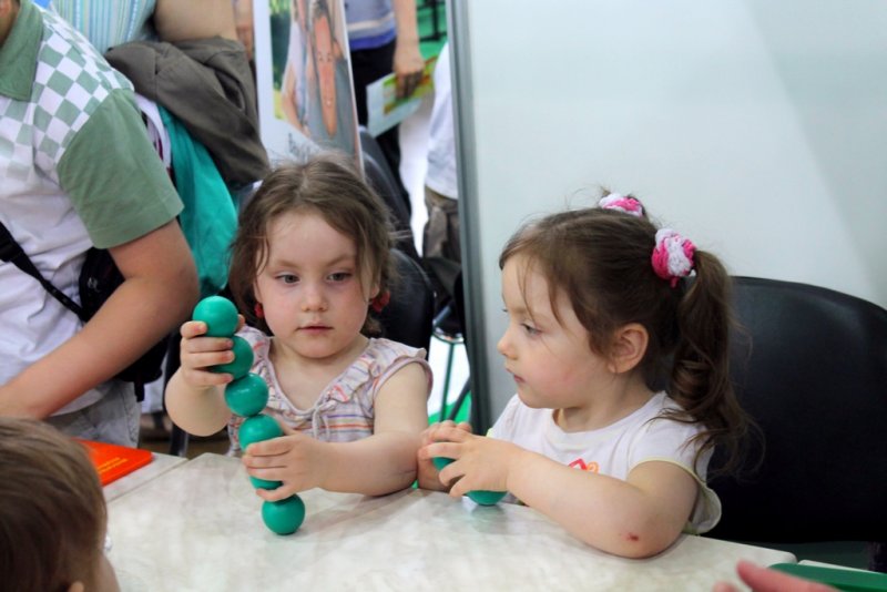 Фото к В день защиты детей в Санкт-Петербурге пропагандировали семейный досуг