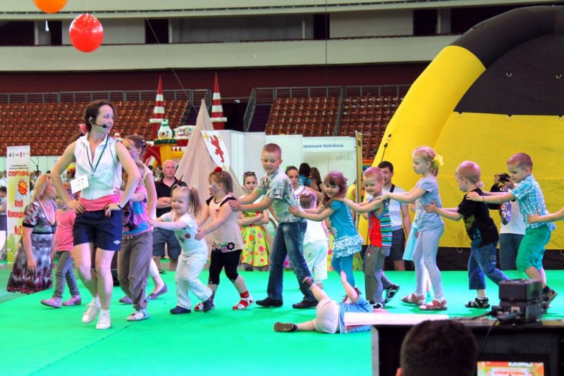 Фото к В день защиты детей в Санкт-Петербурге пропагандировали семейный досуг