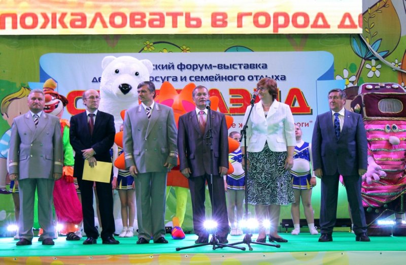 Фото к В день защиты детей в Санкт-Петербурге пропагандировали семейный досуг