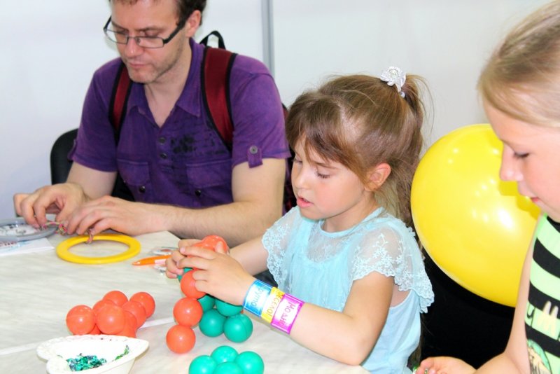 Фото к В день защиты детей в Санкт-Петербурге пропагандировали семейный досуг