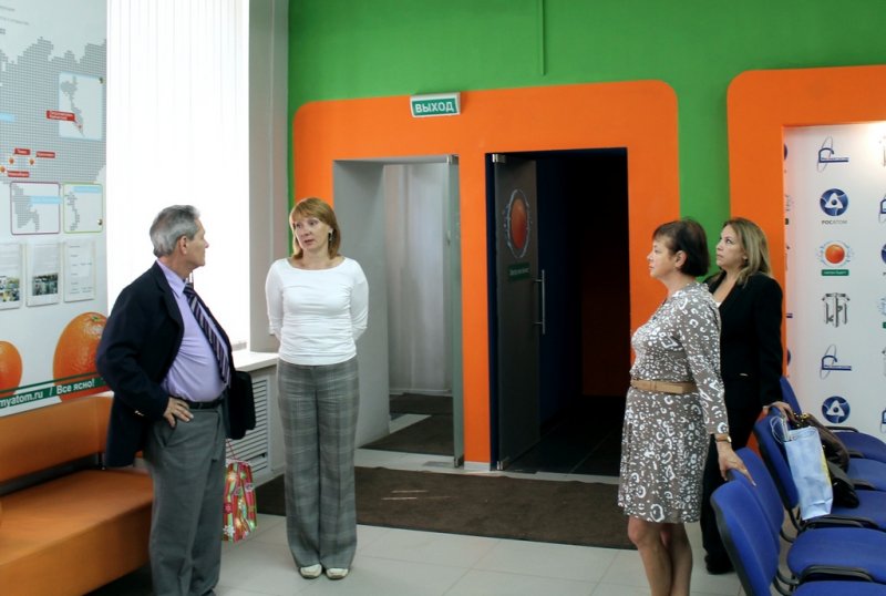 Фото к Профессор факультета химии государственного колледжа Майами посетил информационный центр в Санкт-Петербурге