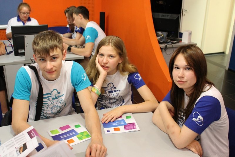 Фото к Школьники Ямало-ненецкого автономного округа посетили информационный центр по атомной энергии в Санкт-Петербурге