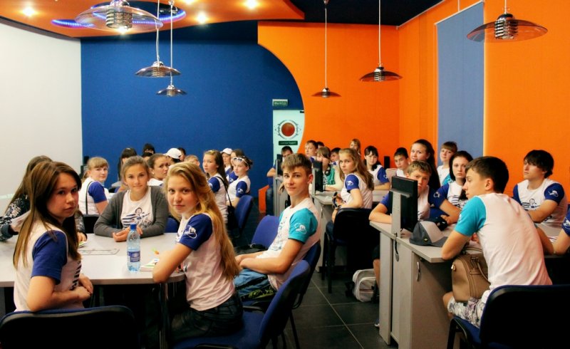 Фото к Школьники Ямало-ненецкого автономного округа посетили информационный центр по атомной энергии в Санкт-Петербурге