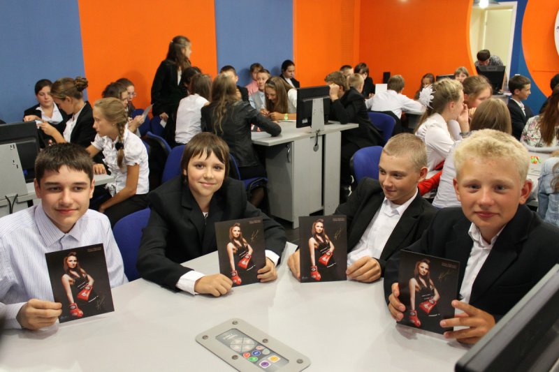 Фото к В Санкт-Петербурге в День знаний  прошел Олимпийский урок, который провела чемпионка мира по боксу Нина Абросова. 