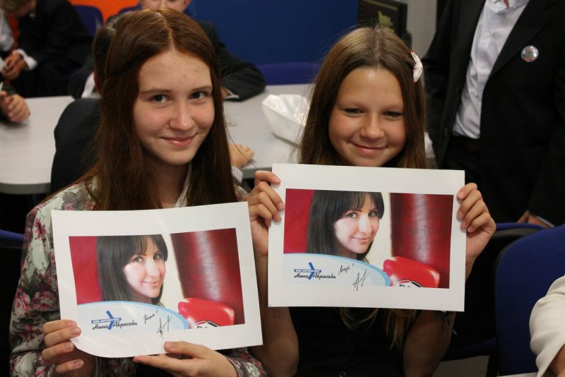 Фото к В Санкт-Петербурге в День знаний  прошел Олимпийский урок, который провела чемпионка мира по боксу Нина Абросова. 