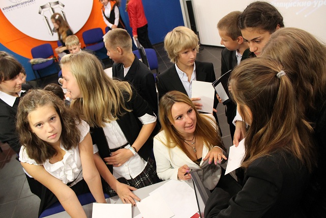 Фото к В Санкт-Петербурге в День знаний  прошел Олимпийский урок, который провела чемпионка мира по боксу Нина Абросова. 