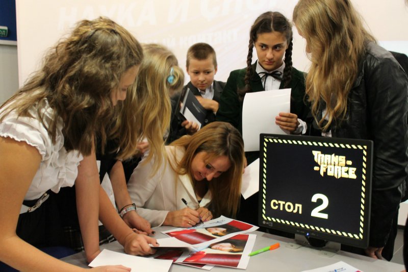 Фото к В Санкт-Петербурге в День знаний  прошел Олимпийский урок, который провела чемпионка мира по боксу Нина Абросова. 