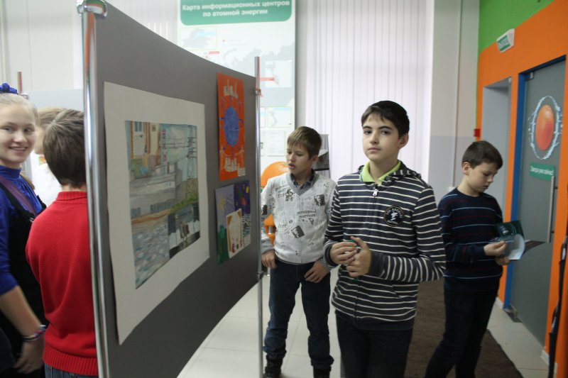 Фото к Выставка рисунков «Мы — дети Атомграда» в Информационном центре Санкт-Петербурга пользуется большим успехом