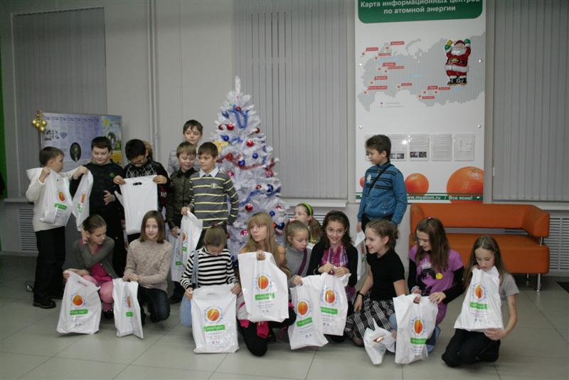 Фото к Новогодние елки в информационном центре по атомной энергии — не только весело, но и познавательно.