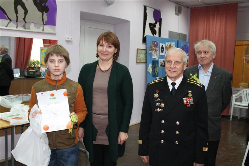 Фото к Информационный центр по атомной энергии наградил юных судостроителей.