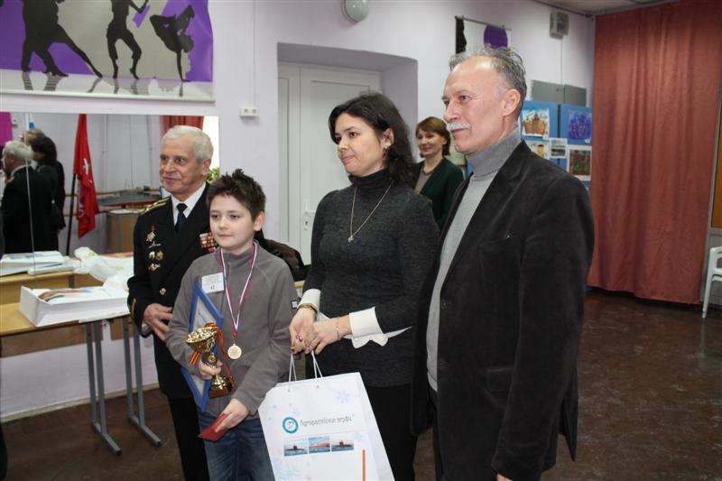Фото к Информационный центр по атомной энергии наградил юных судостроителей.