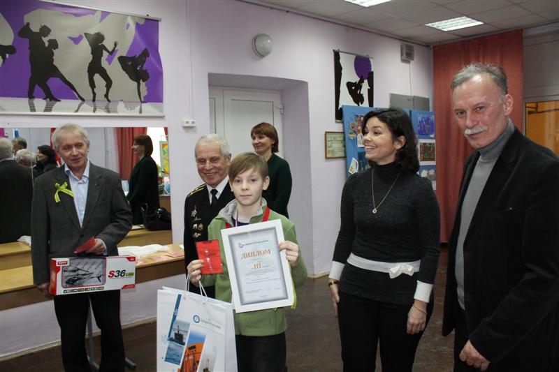 Фото к Информационный центр по атомной энергии наградил юных судостроителей.