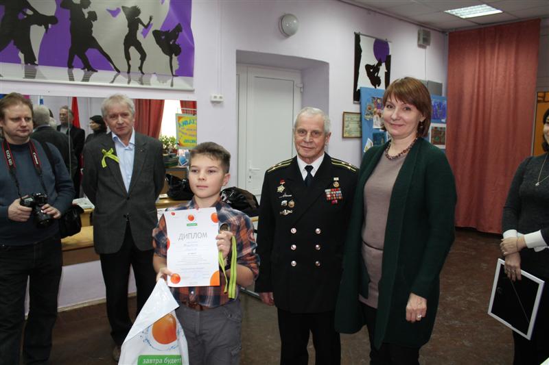 Фото к Информационный центр по атомной энергии наградил юных судостроителей.
