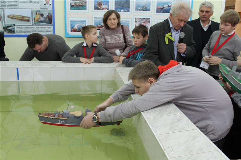 Фото к Информационный центр по атомной энергии наградил юных судостроителей.