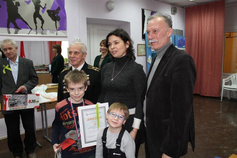 Фото к Информационный центр по атомной энергии наградил юных судостроителей.