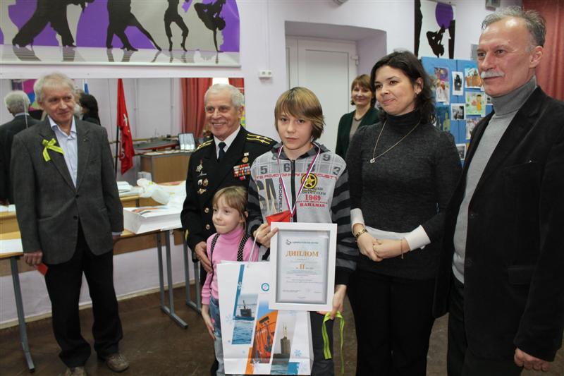 Фото к Информационный центр по атомной энергии наградил юных судостроителей.