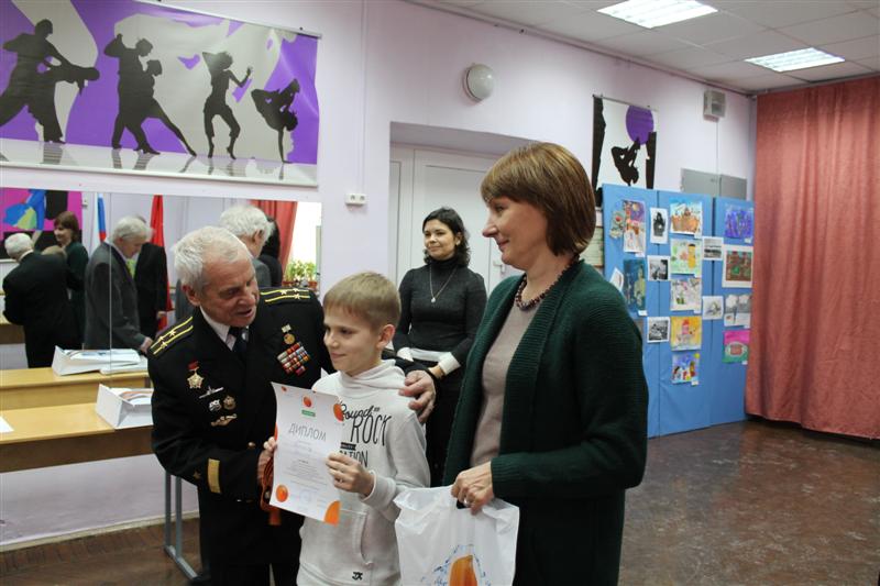 Фото к Информационный центр по атомной энергии наградил юных судостроителей.