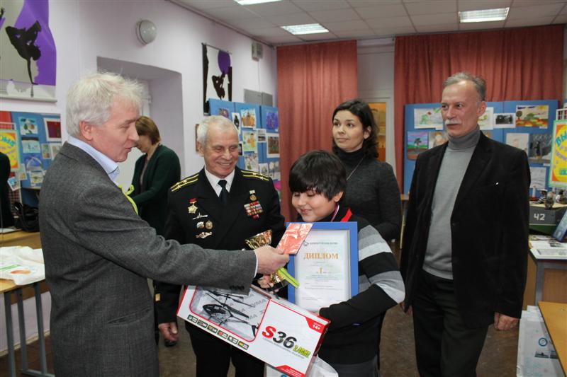 Фото к Информационный центр по атомной энергии наградил юных судостроителей.