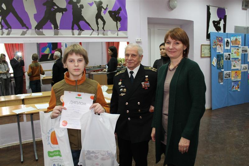 Фото к Информационный центр по атомной энергии наградил юных судостроителей.