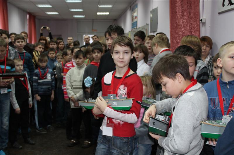 Фото к Информационный центр по атомной энергии наградил юных судостроителей.