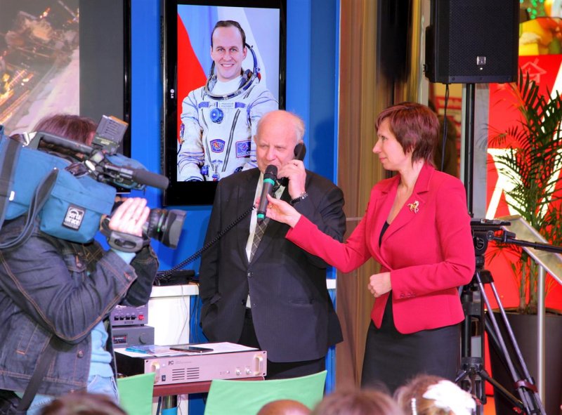 Фото к — МКС, прием! Говорит Земля!