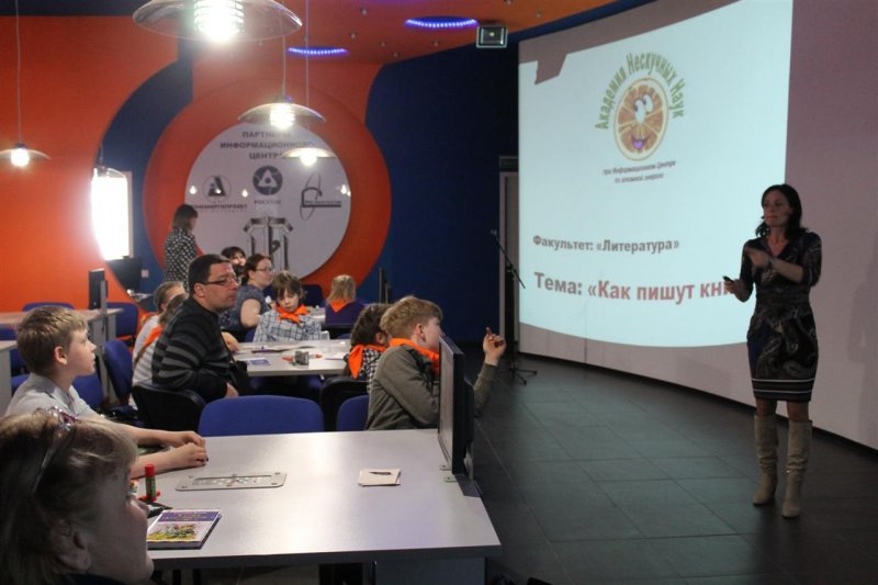 Фото к 26 апреля  студенты  Академии нескучных наук изучали особенности литературного творчества.