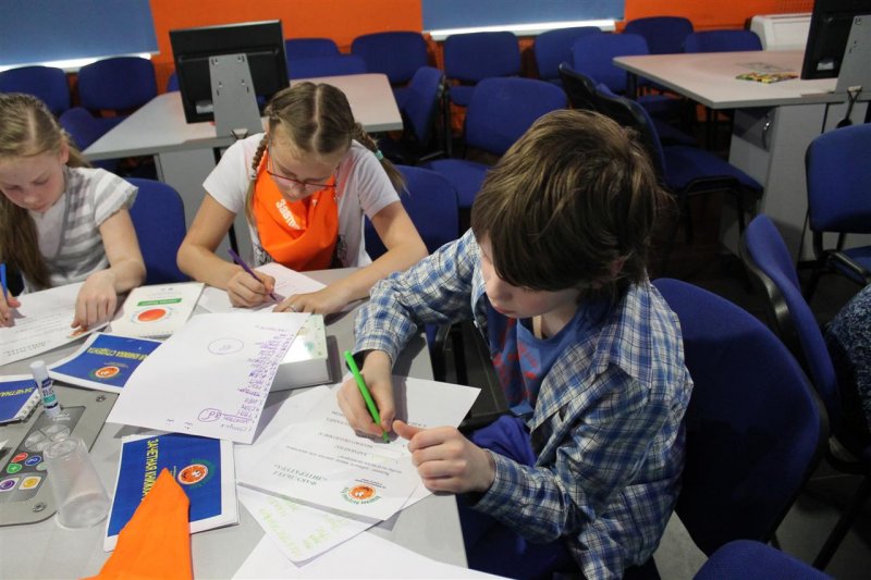 Фото к 26 апреля  студенты  Академии нескучных наук изучали особенности литературного творчества.