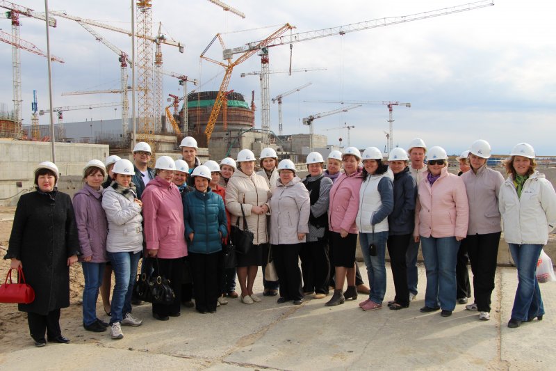 Фото к Учителя Петрозаводска посетили объекты атомной отрасли, расположенные в Ленинградской области и информационный центр по атомной энергии в Санкт-Петербурге