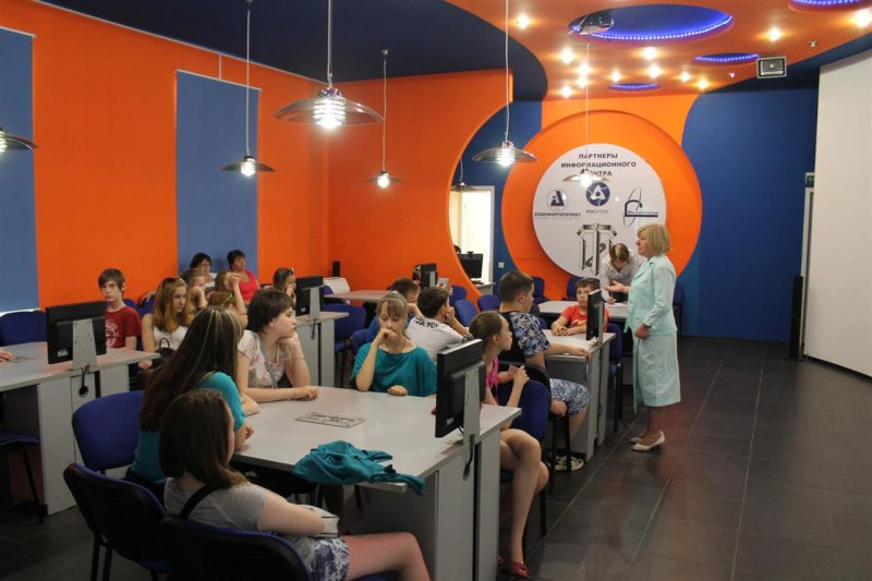 Фото к Открытие выставки детского рисунка и плаката «Мы за чистоту Финского залива»  — старт проекта Дни экологии в информационном центре по атомной энергии в Санкт-Петербурге