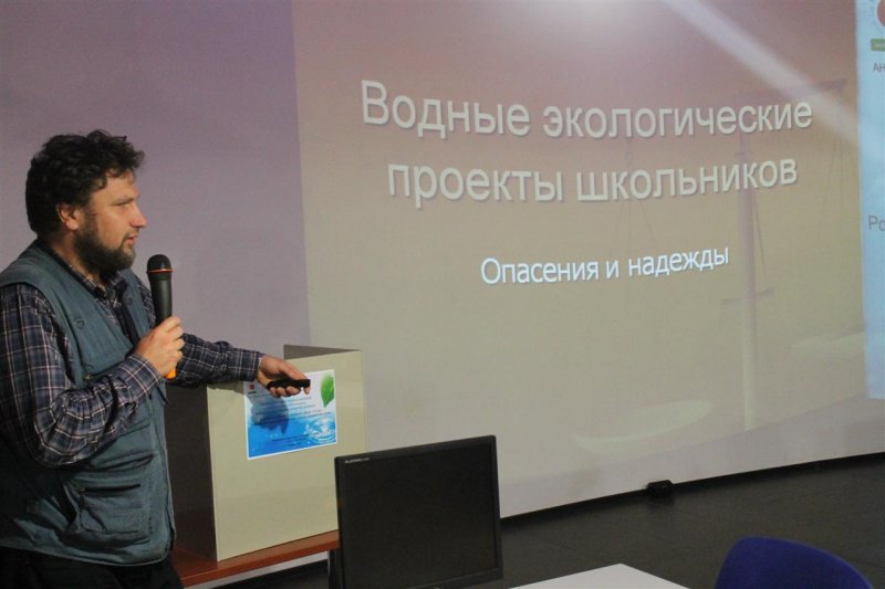 Фото к Школьник из Санкт-Петербурга выступил с докладом на семинаре для педагогов