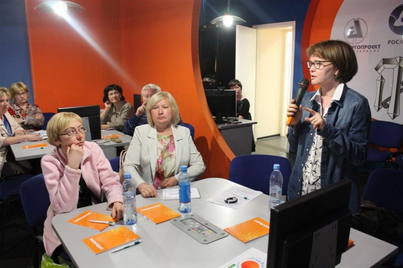 Фото к Школьник из Санкт-Петербурга выступил с докладом на семинаре для педагогов