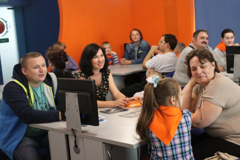 Фото к Информационный центр приобрел новых любознательных друзей.