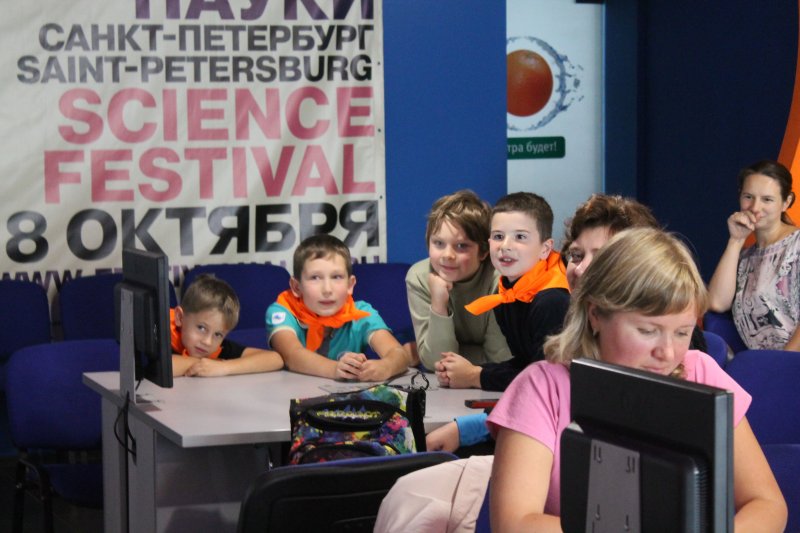 Фото к Информационный центр приобрел новых любознательных друзей.