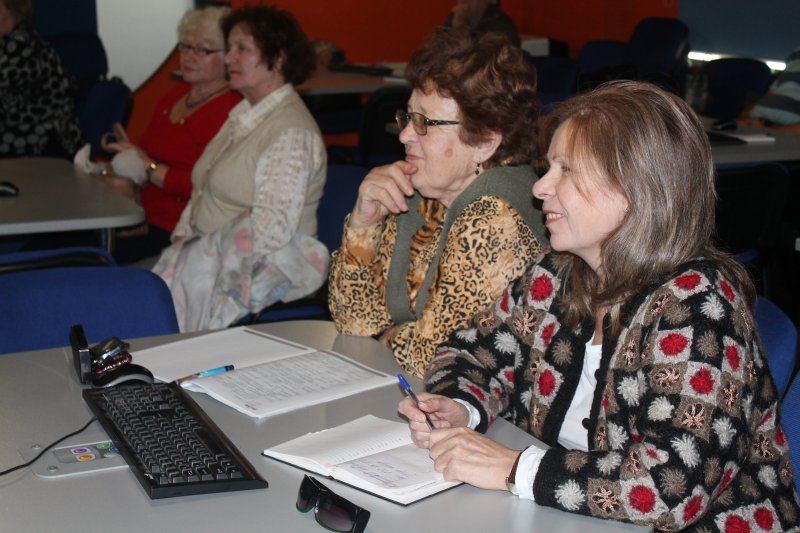 Фото к Информационный центр по атомной энергии в Санкт — Петербурге провел курсы по обучению работы с интернетом пенсионеров.