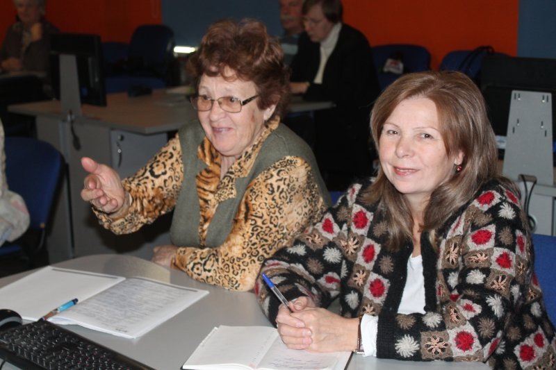 Фото к Информационный центр по атомной энергии в Санкт — Петербурге провел курсы по обучению работы с интернетом пенсионеров.