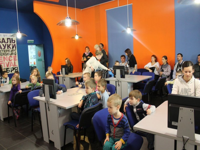 Фото к Фестиваль науки открыли «роботы и опыты»