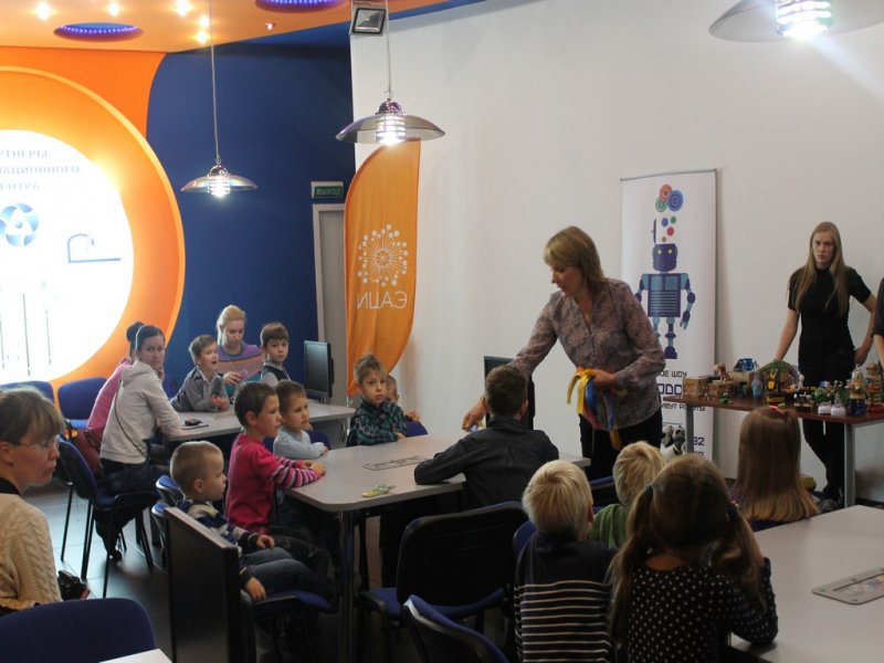 Фото к Фестиваль науки открыли «роботы и опыты»