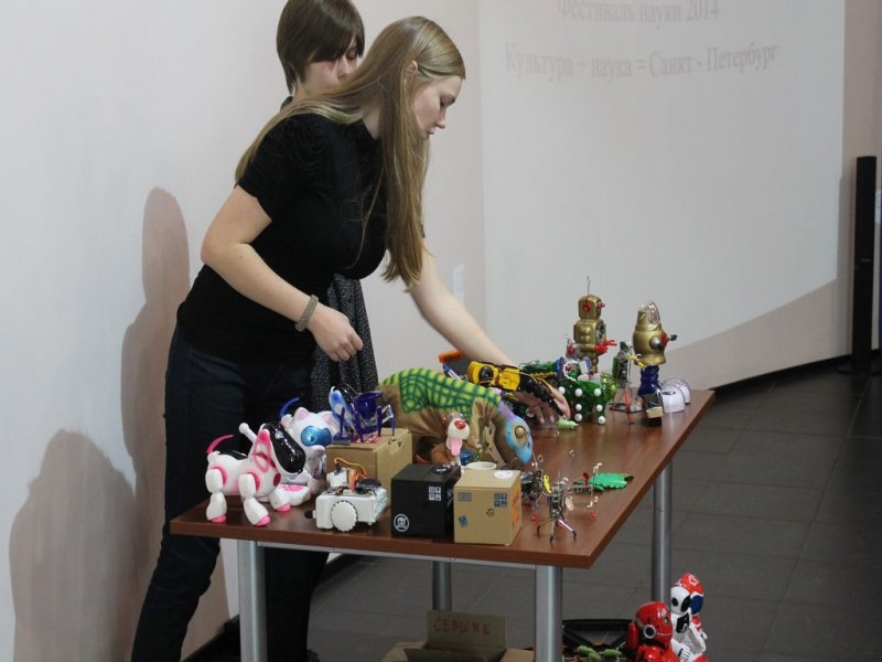 Фото к Фестиваль науки открыли «роботы и опыты»