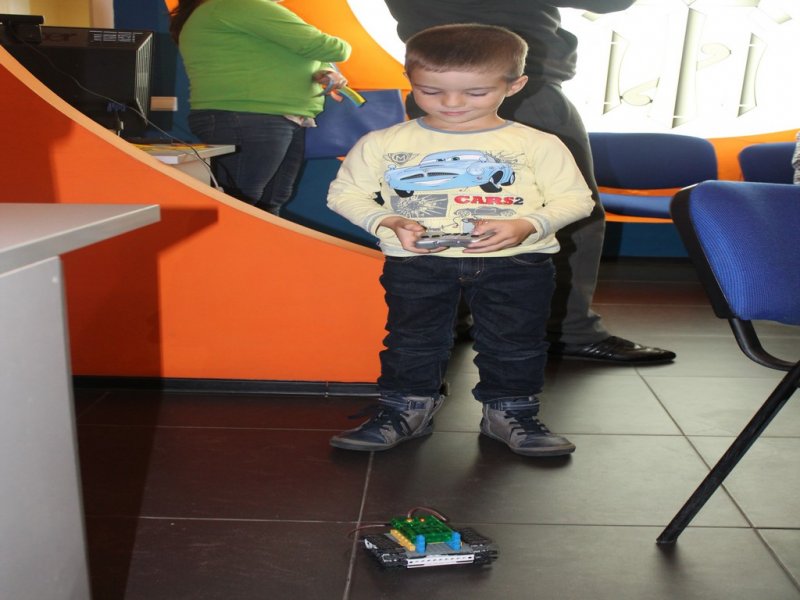 Фото к Фестиваль науки открыли «роботы и опыты»