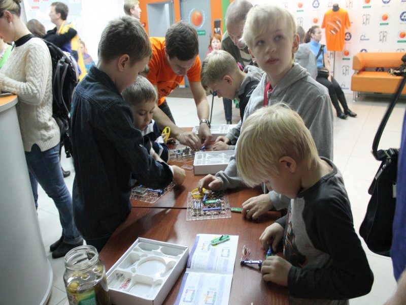 Фото к Фестиваль науки открыли «роботы и опыты»