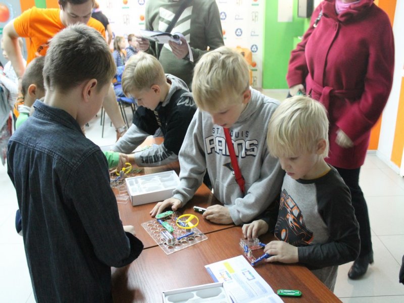 Фото к Фестиваль науки открыли «роботы и опыты»