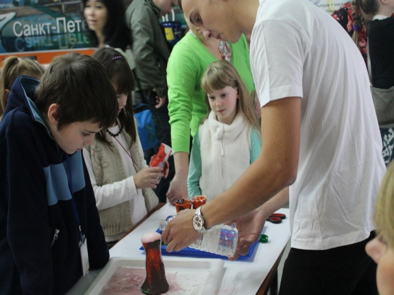 Фото к Фестиваль науки открыли «роботы и опыты»