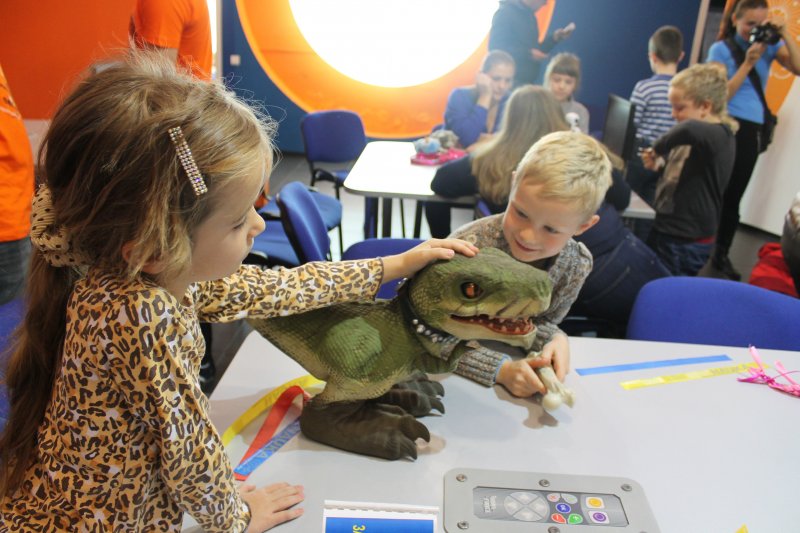 Фото к Более 1500 петербуржцев приняли участие в Фестивале науки — 2014. Участники познакомились с роботами, провели «Разминку для ума» и показали свое видение научного Петербурга