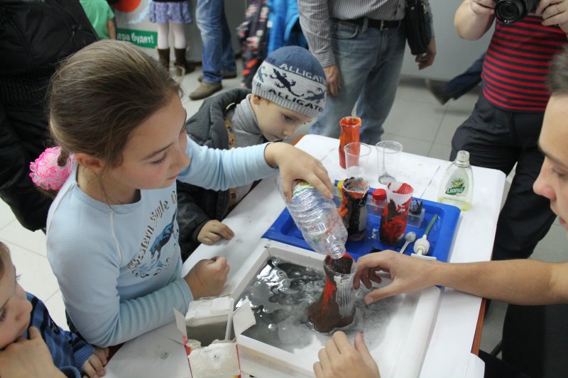 Фото к Более 1500 петербуржцев приняли участие в Фестивале науки — 2014. Участники познакомились с роботами, провели «Разминку для ума» и показали свое видение научного Петербурга