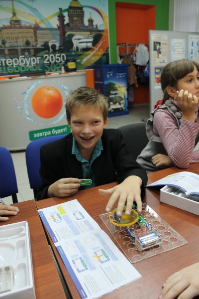 Фото к Более 1500 петербуржцев приняли участие в Фестивале науки — 2014. Участники познакомились с роботами, провели «Разминку для ума» и показали свое видение научного Петербурга