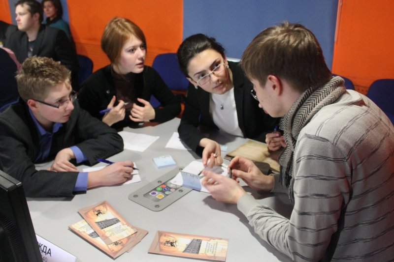 Фото к Более 1500 петербуржцев приняли участие в Фестивале науки — 2014. Участники познакомились с роботами, провели «Разминку для ума» и показали свое видение научного Петербурга