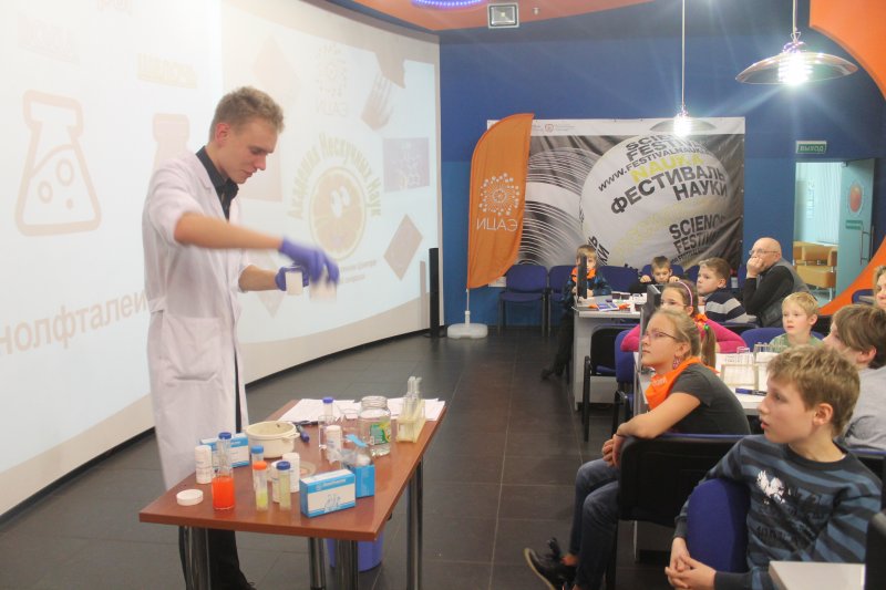 Фото к Студенты академии нескучных наук постигли азы изготовления мыла