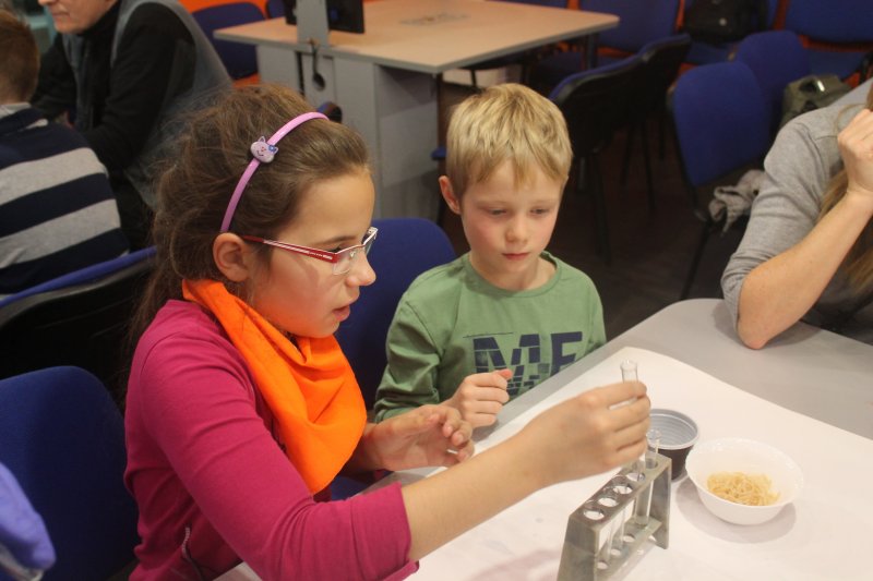 Фото к Студенты академии нескучных наук постигли азы изготовления мыла