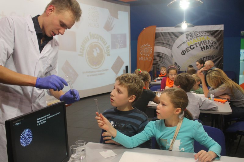 Фото к Студенты академии нескучных наук постигли азы изготовления мыла