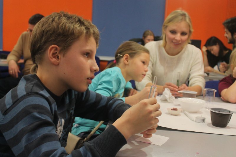 Фото к Студенты академии нескучных наук постигли азы изготовления мыла